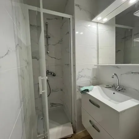 Apartment 2 Pieces En Rez De Jardin Avec Parking Et Piscine